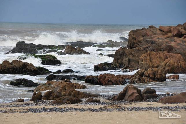 Trecho rochoso do mar de La Pedrera, no litoral do Uruguai